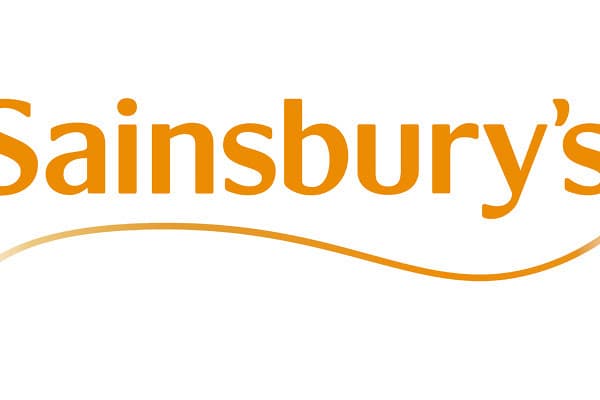 Orangefarbene Schrift auf weißem Hintergrund ergibt den Schriftzug Sainsbury