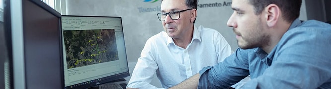 Engineers from Brazilian firm TSA (Tecnologia em Saneamento Ambiental) collaborating on the design of a water distribution network using Bentley's OpenFlows software.