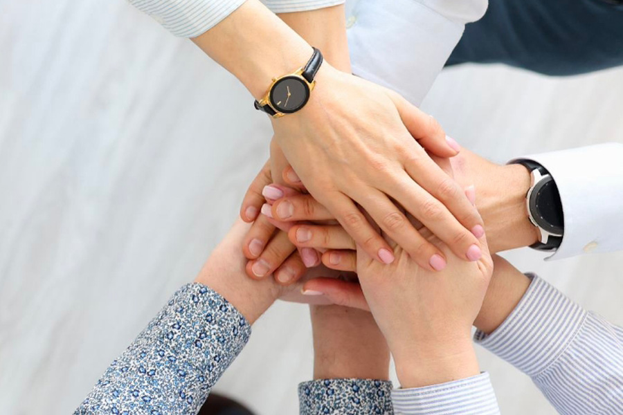 Groupe de mains les unes sur les autres