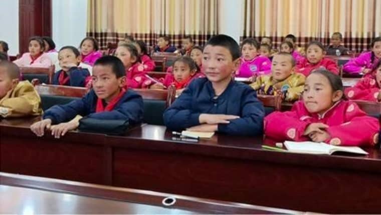 Bambini tibetani che studiano