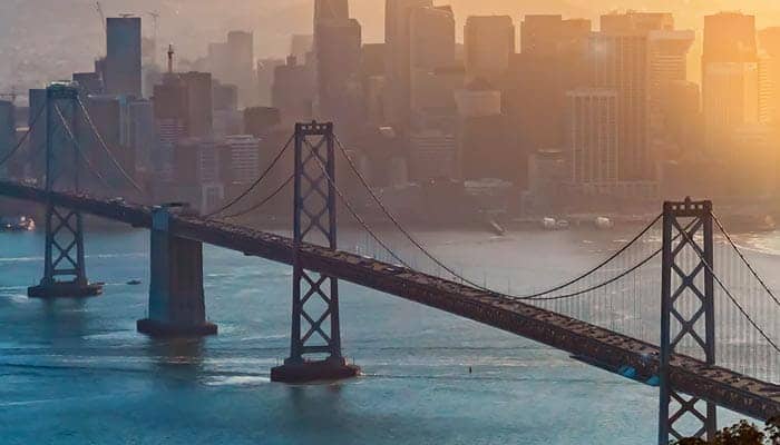 Blick auf die Brücke und Stadt an der Bucht von San Francisco