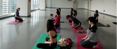 Persone che fanno yoga