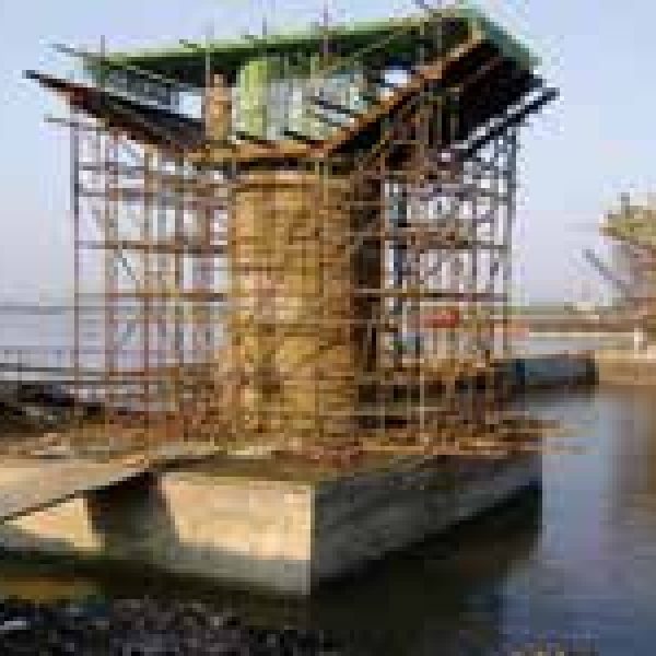 コンクリート打設のための橋脚桁受鉄筋ケージの準備作業