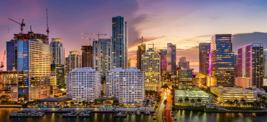 panorama miasta na Florydzie o zachodzie słońca z widokiem na wodę