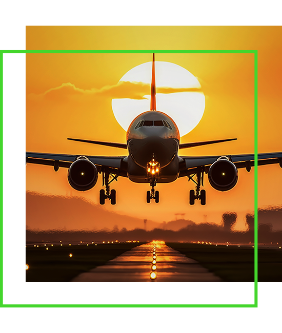 Um avião comercial decolando da pista de um aeroporto ao pôr do sol com o trem de pouso ainda abaixado e prestes a decolar