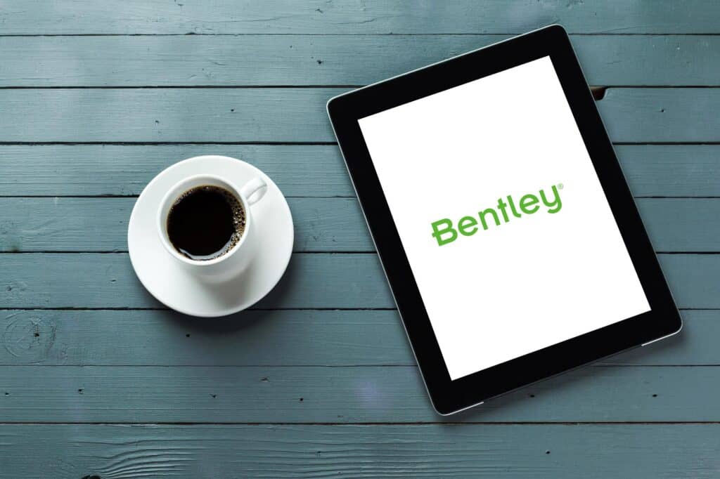Kaffeetasse und Tablet mit Bentley-Logo auf einem Tisch