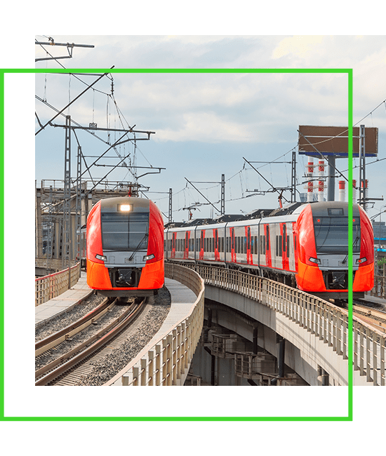 czerwone pociągi metra zbliżające się do widza, jadące po torach kolejowych