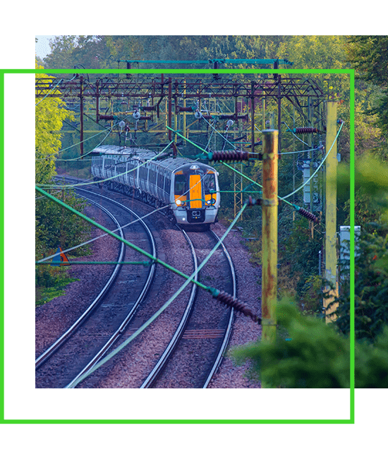 Una cornice verde con un treno sui binari.