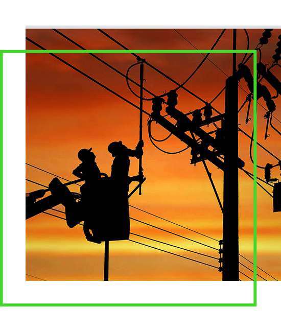 Silhouette di due elettricisti con strumento di disconnessione su un'autogru che lavorano per installare la trasmissione elettrica su palo elettrico, foto stock