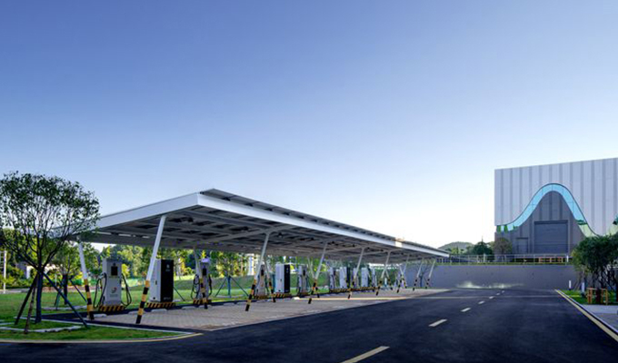 Imagem de um estacionamento com um prédio de energia solar sem de carbono ao fundo.