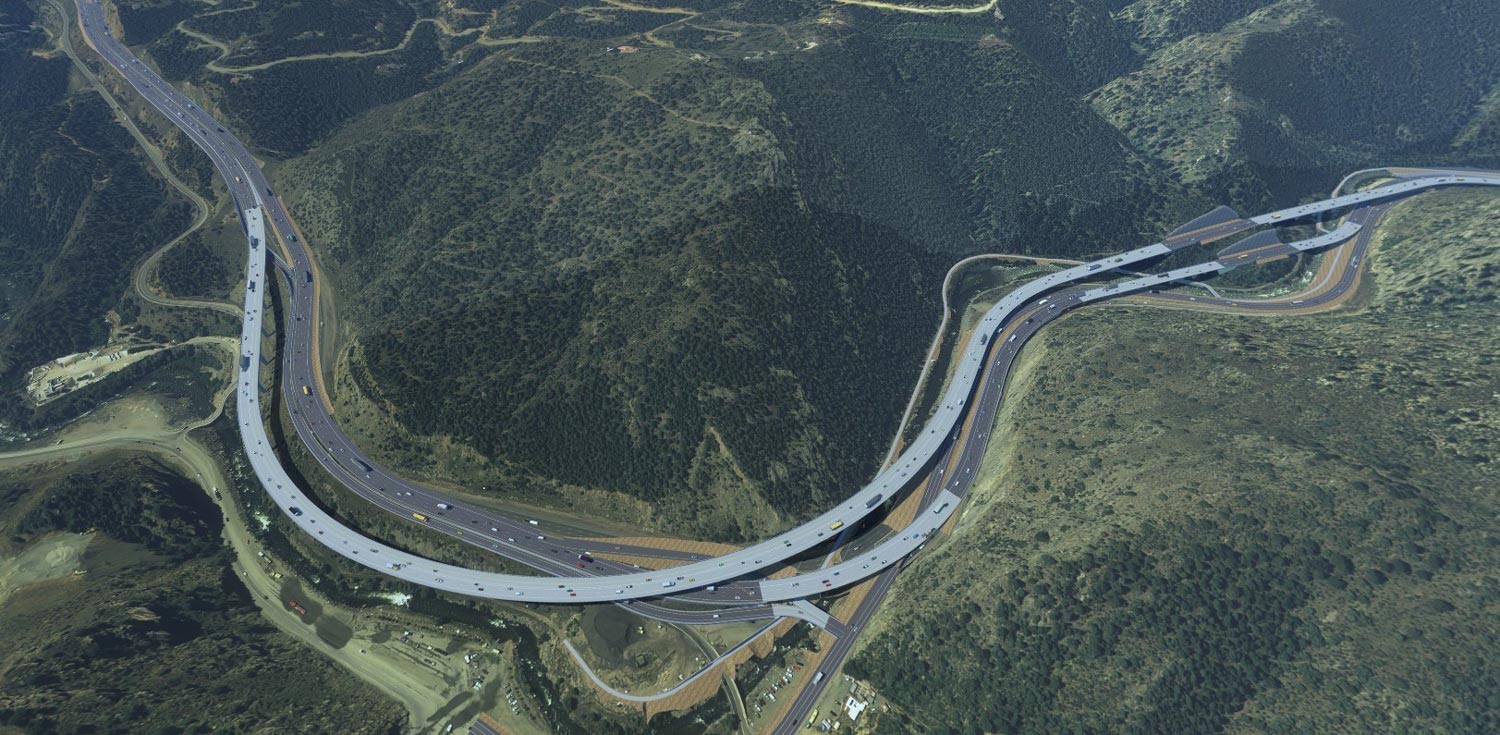 Eine Luftaufnahme einer Autobahn in einem bergigem Gebiet.