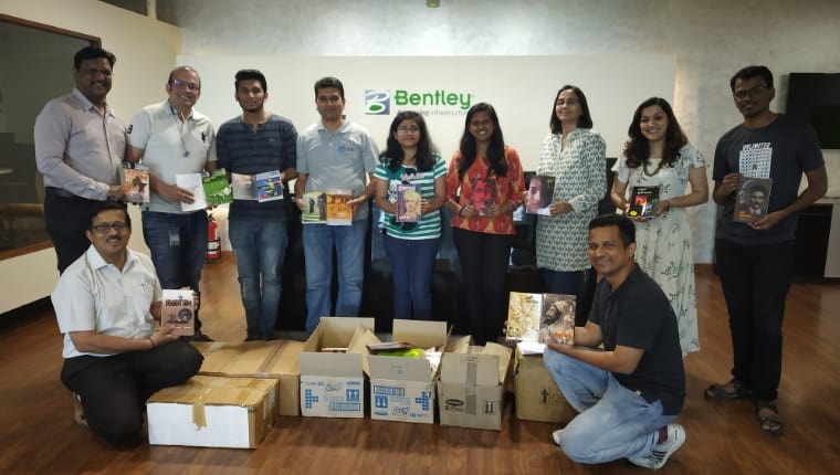 Dipendenti di Bentley di Pune che donano libri
