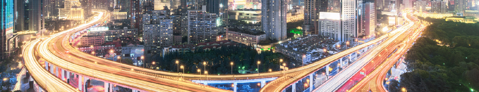 widok z góry na autostradę międzystanową w nocy w dużym mieście