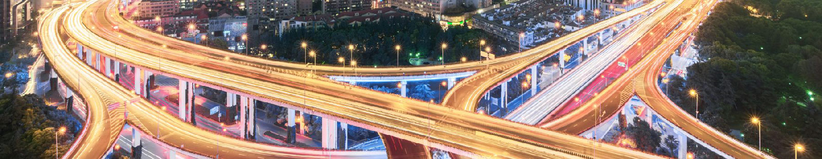 autostrada międzystanowa oświetlona przez przejeżdżające nią w nocy samochody