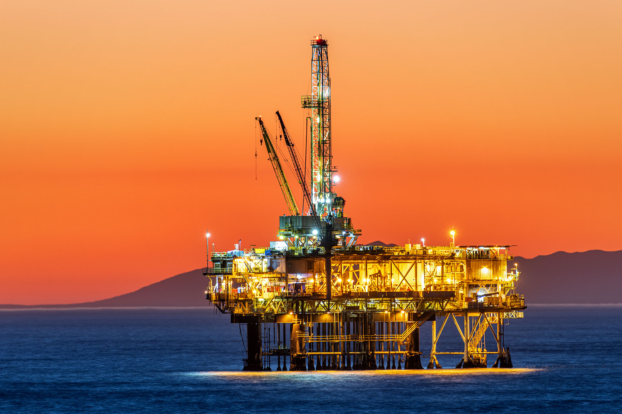 Piattaforma petrolifera offshore al tramonto