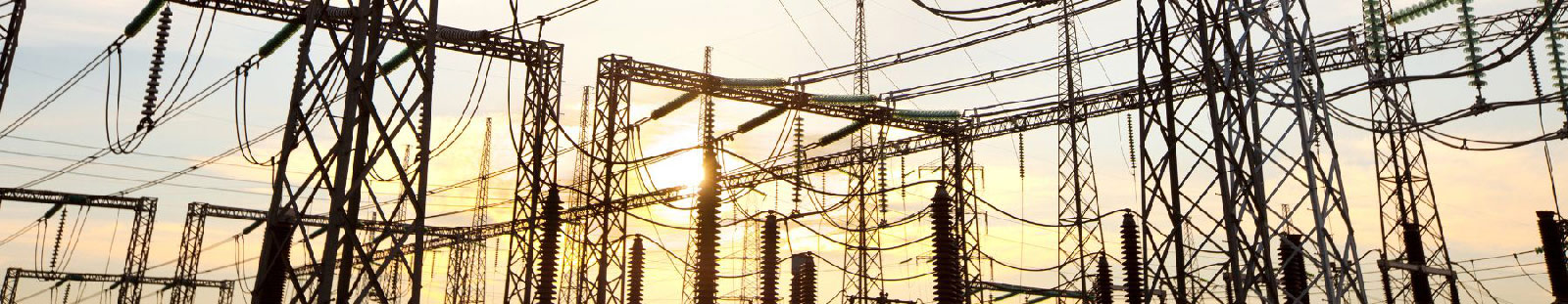 Stromnetz bei Sonnenuntergang