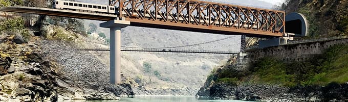 Zug fährt über eine Eisenbahnbrücke