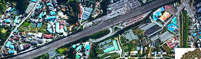 Luftbild von Fahrbahn und Gebäuden