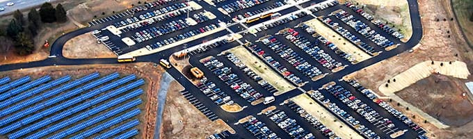ロングウッドガーデンのソーラーファームと駐車場の航空写真