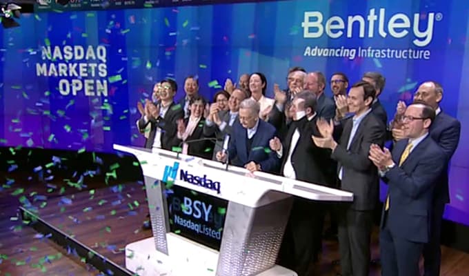 対面のカンファレンス式典でNASDAQオープニングベルを鳴らすBentleyのGreg Bentley