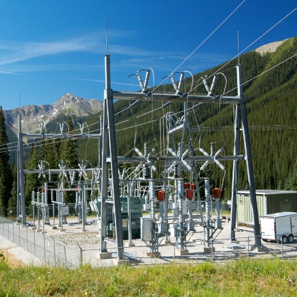 subestación eléctrica en las montañas