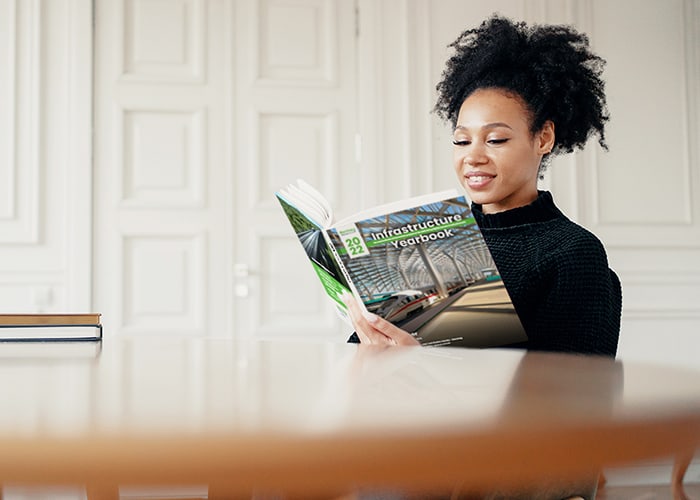 Eine Frau liest das Year in Infrastructure 2022 Yearbook