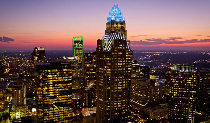 widok z góry na budynki w centrum miasta o zmierzchu w Charlotte, NC