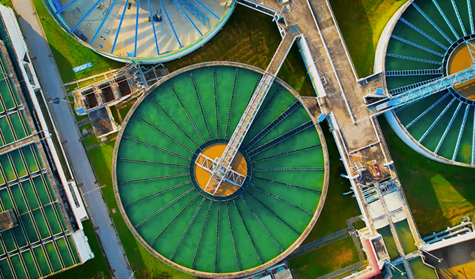 vue aérienne d'une usine de traitement des eaux