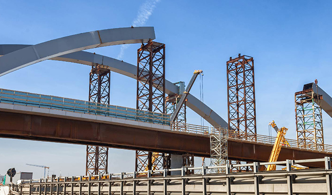 ponte em construção em fase intermediária de planejamento