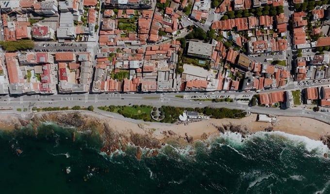 Luftaufnahme einer Stadt neben Meer und Strand