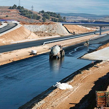 La costruzione di un'autostrada importante blocca la strada