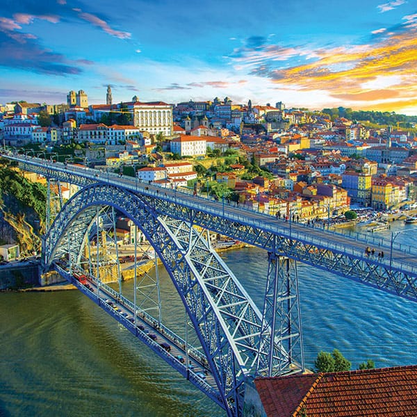 Puente hacia la ciudad de Oporto, Portugal