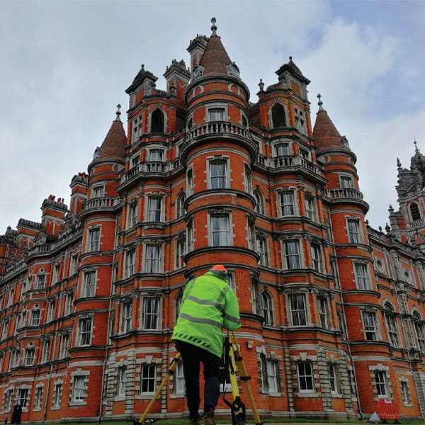 mężczyzna patrzący na budynek na kampusie Royal Holloway