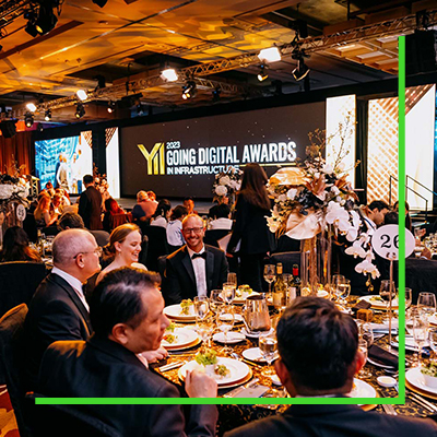 Uczestnicy gali konkursu Going Digital Awards in Infrastructure 2023 cieszą się uroczystą kolacją.