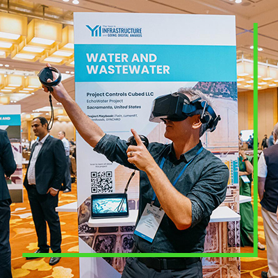 Un homme portant un casque de réalité virtuelle au stand d'une conférence sur l'infrastructure des eaux usées.