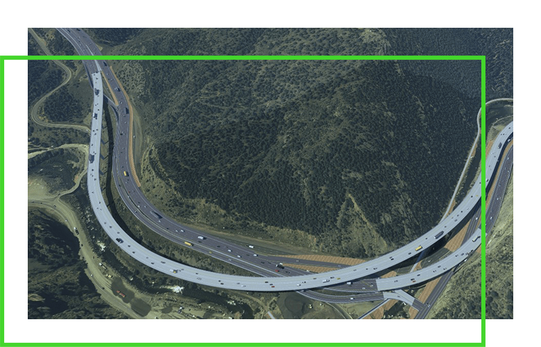Rendering generato al computer di un'autostrada lungo una montagna
