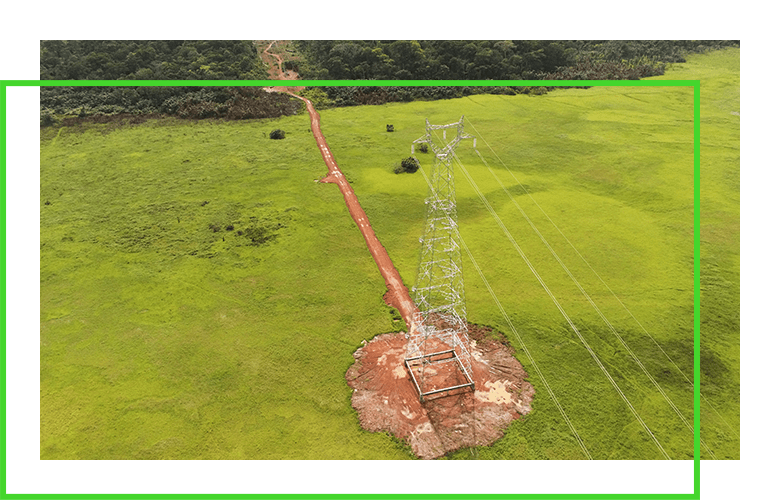 vista aérea de líneas eléctricas con un campo de hierba debajo
