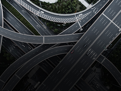 Une vue aérienne d'une intersection d'autoroutes.