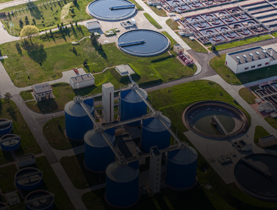 Une vue aérienne d'une usine de traitement des eaux.