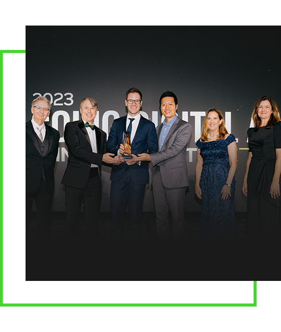 Un gruppo di vincitori in posa davanti a uno schermo verde durante l'Year in Infrastructure e i Going Digital Awards 2023